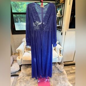 Vintage Luxurious Deep Blue Lace Robe medium